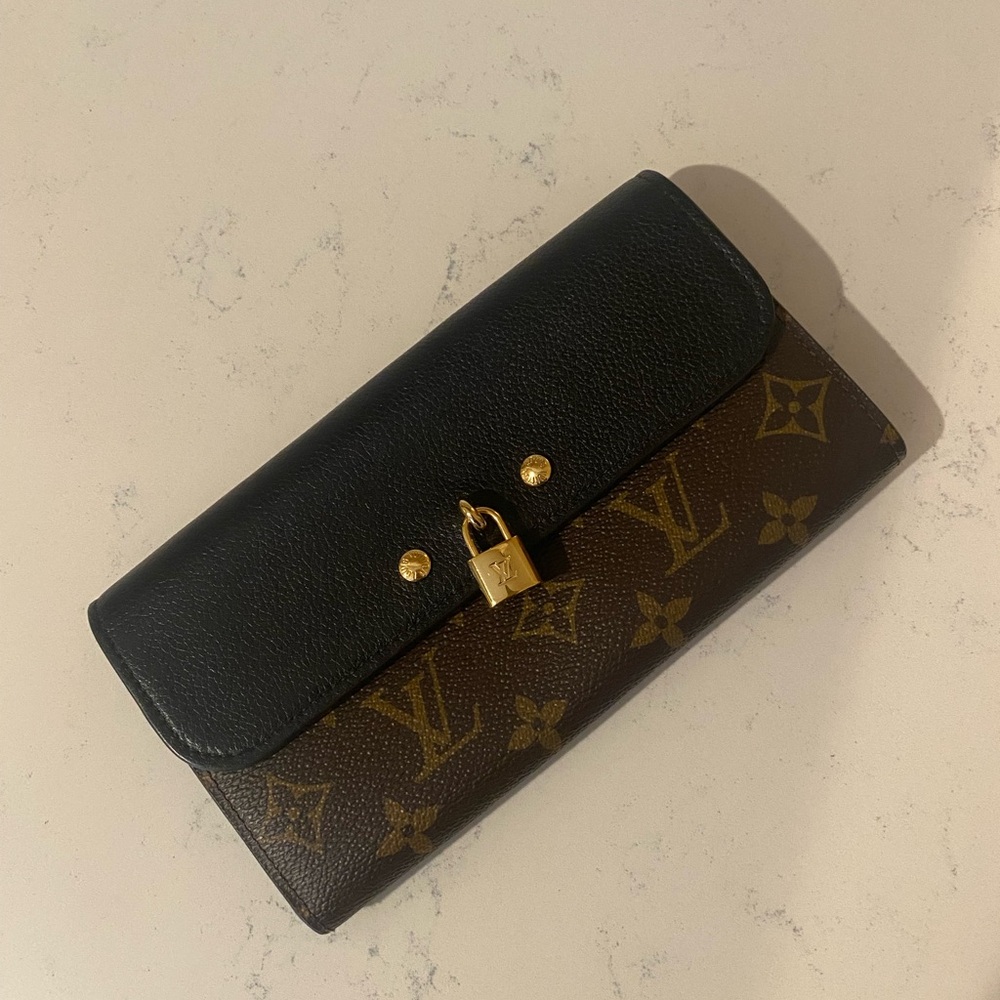 Louis Vuitton Women’s Monogram Venus Wallet Brown Leather